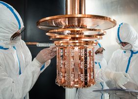 Aufbau des CRESST-Experiment: Wissenschaftlerinnen und Wissenschaftler installieren die neuen Detektormodule.