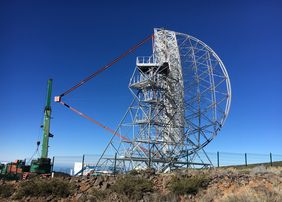 Das erste Teleskop im CTA-Oberservatorium steht bereit für die Montage der Spiegel. (Foto: Th. Schweizer/MPP)