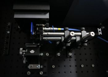 Mit dem DPS-Aufbau (Darkroom PEN Spectroscopy) lässt sich das Emissionsspektrum von PEN-Kacheln messen, die von LEDs mit einem engen UV-Spektrum und radioaktiven Quellen angeregt werden.