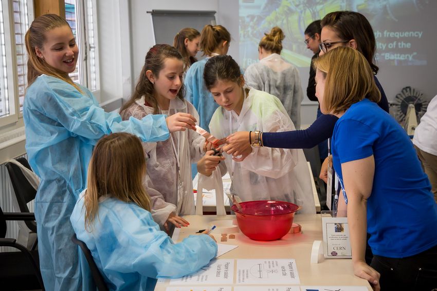 Schülerinnen bei einem Experiment der Teilchenphysik