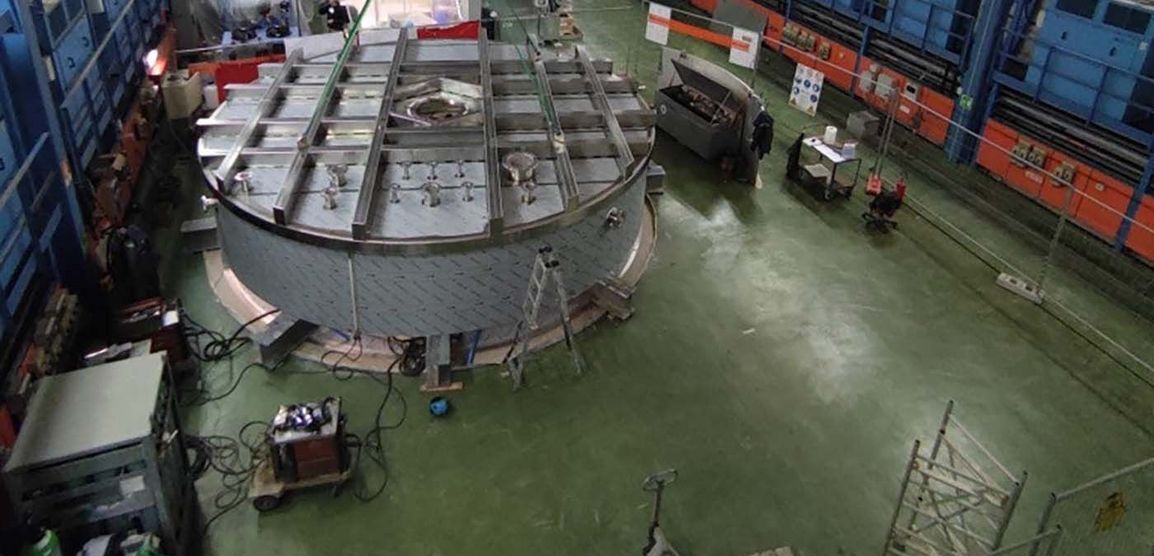 Aufbau des Wassertanks im COSINUS-Experiment (Fotos: U. di Sabatino/LNGS)