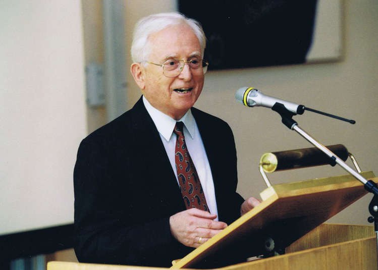 Professor Dr. Klaus Gottstein im Jahr 2002 