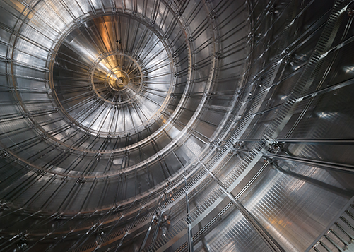 The spectrometer of the KATRIN experiment, set to measure the neutrino mass. (Photo: M. Zacher/KIT)